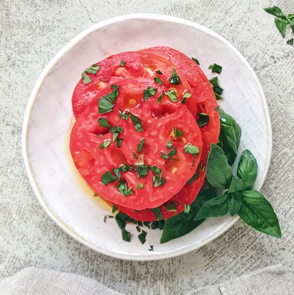 Receta ensalada de tomate y albahaca