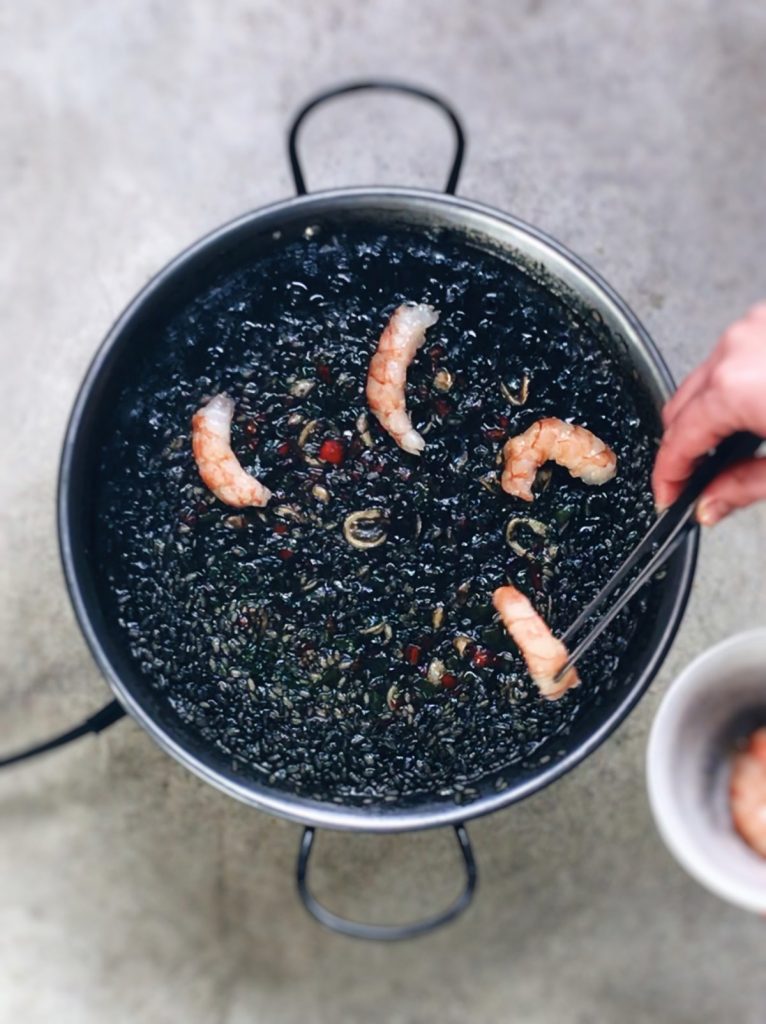Rico arroz negro con calamares y gambas