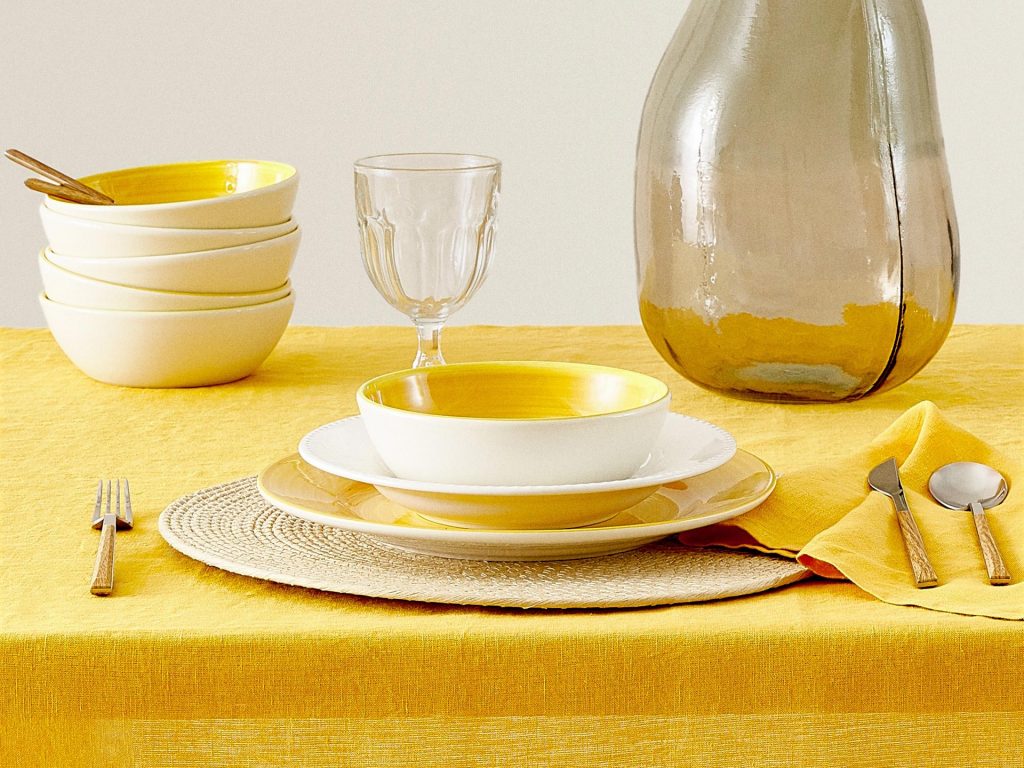 Cómo poner la mesa en color naranja y amarilla