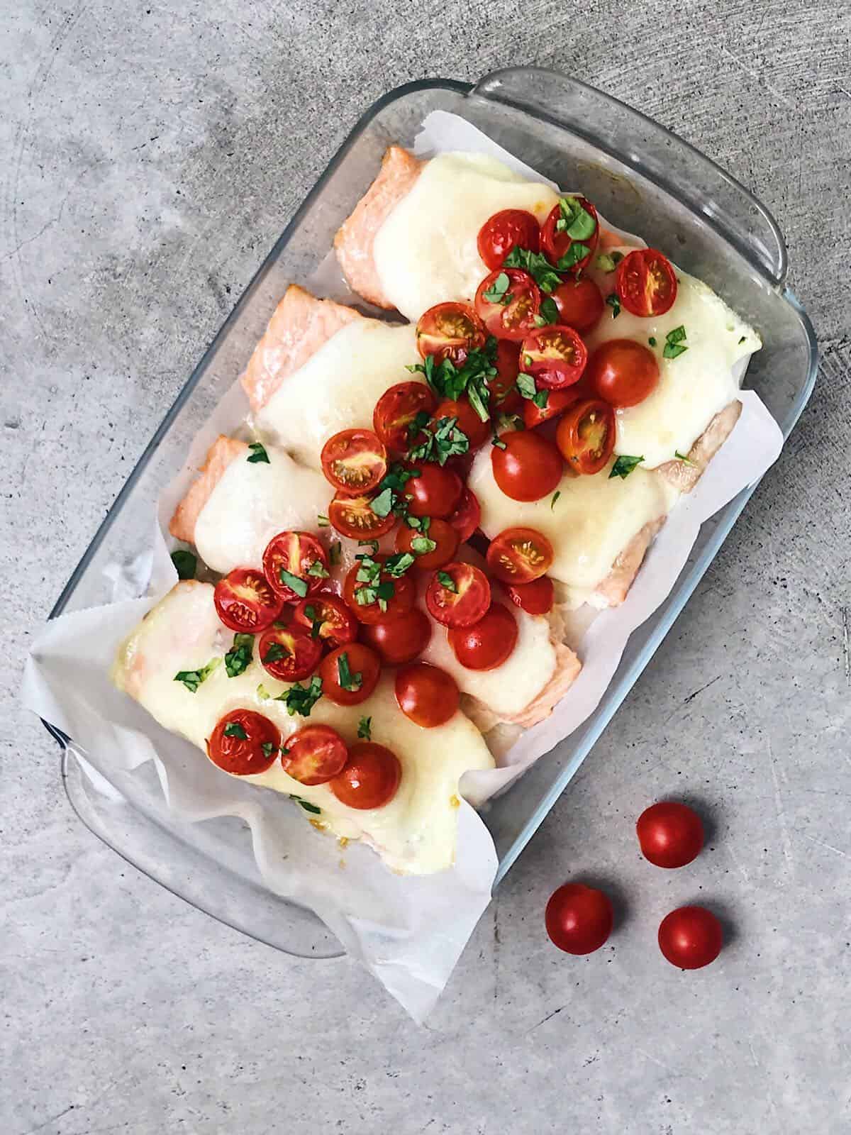 salmón con tomates cherry