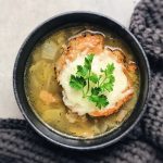 Receta de sopa de cebolla con pan y queso