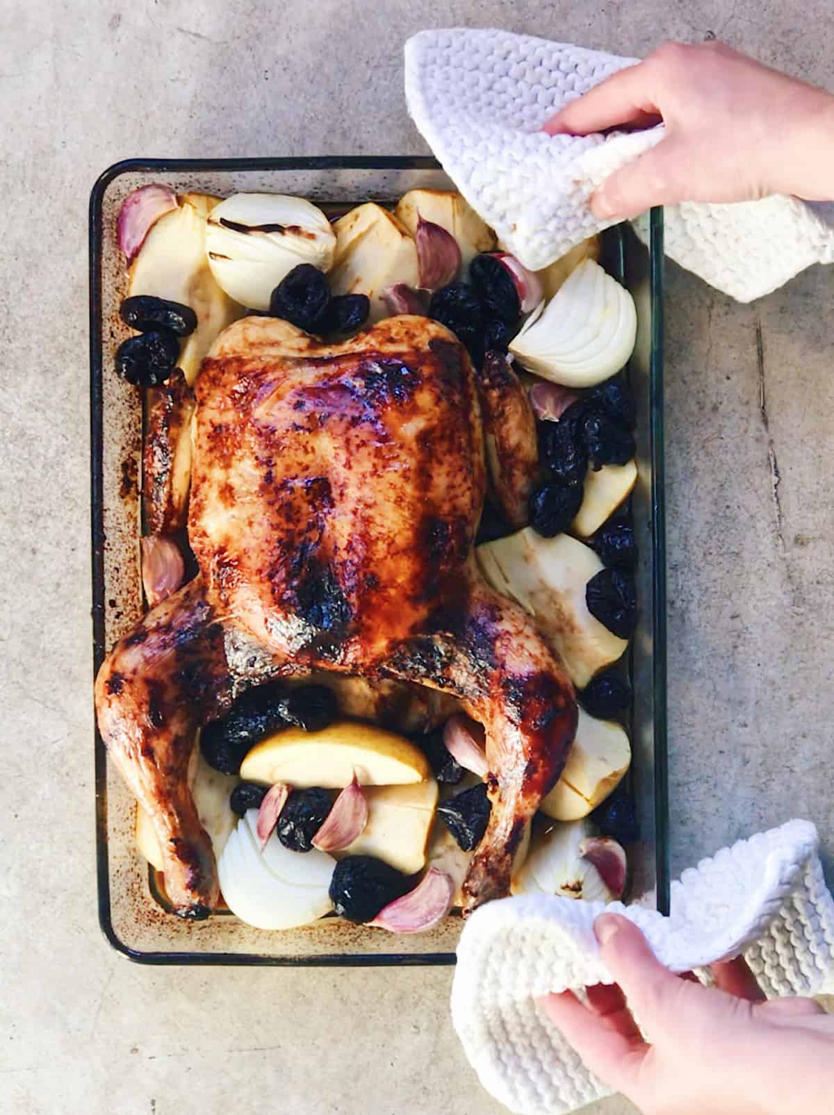Pollo asado con manzana y cebollas